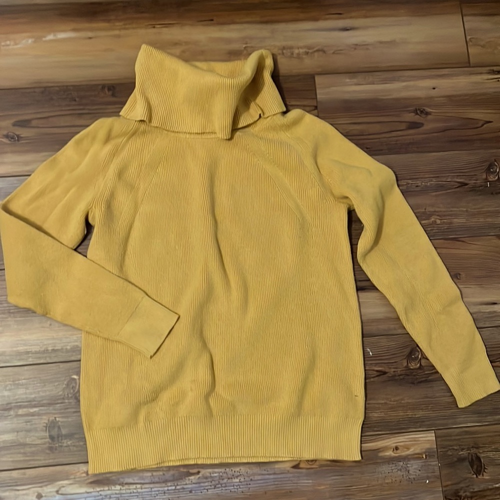 Banana Republic mustard turtle neck sweater size medium